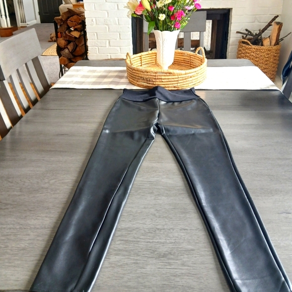 Assets By Spankx  NWOT size M black Faux Leather Leggings - Picture 1 of 6